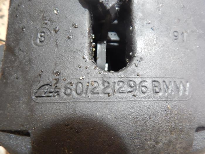 Front brake calliper, left from a BMW 5 serie (E39) 520i 24V 2002