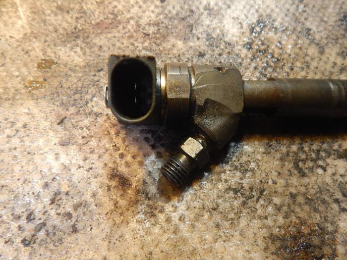 Injector (diesel) from a Mercedes-Benz C (W202) 2.2 C-220 CDI 16V 1999