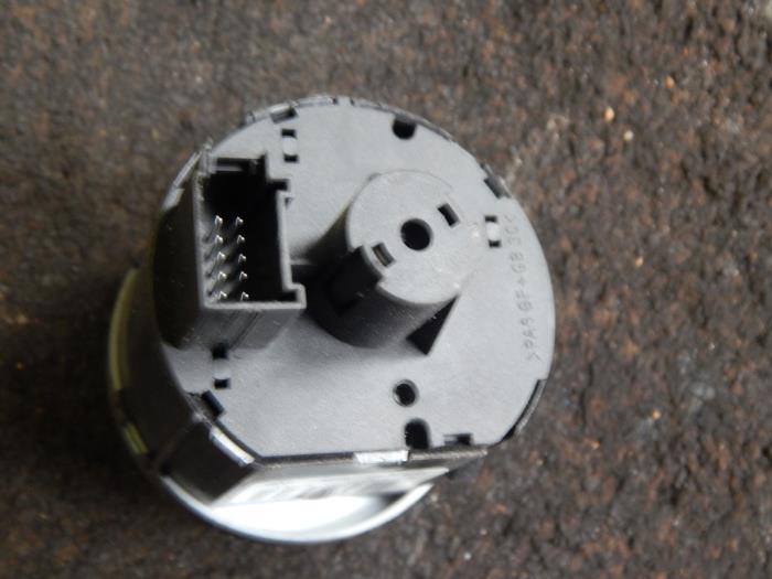 Light switch from a Volkswagen Touran (1T3) 1.6 TDI 16V Bluemotion Technology 2014