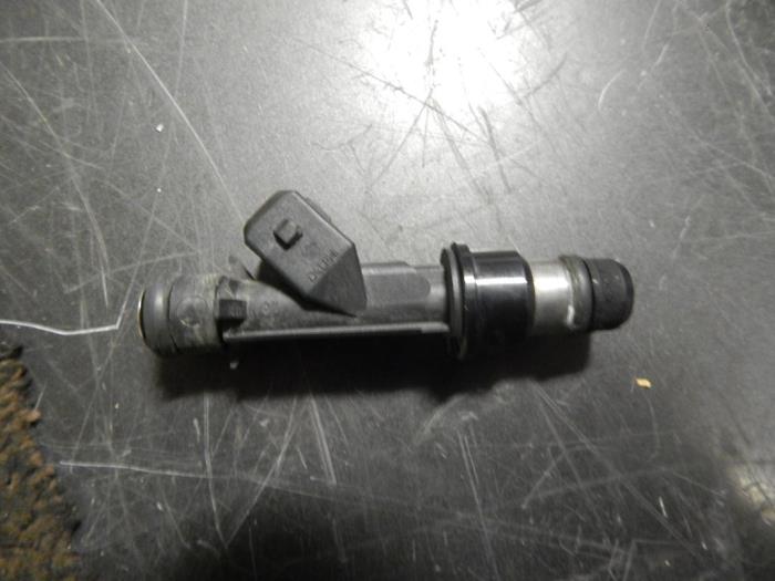 Injektor (Benzineinspritzung) van een Opel Astra G (F08/48) 1.6 16V 1998