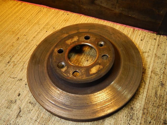 Front brake disc from a Renault Clio II (BB/CB) 1.2 16V 2002