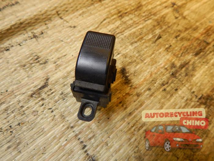 Usados Interruptor de ventanilla eléctrica Mazda 323 Fastbreak (BJ14) 1.6 16V Precio € 5,00 Norma de margen ofrecido por Autorecycling Chino B.V.