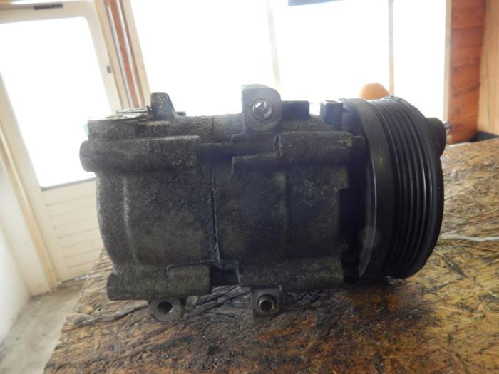 Air conditioning pump from a Ford Mondeo III Wagon 2.0 TDCi 115 16V 2005