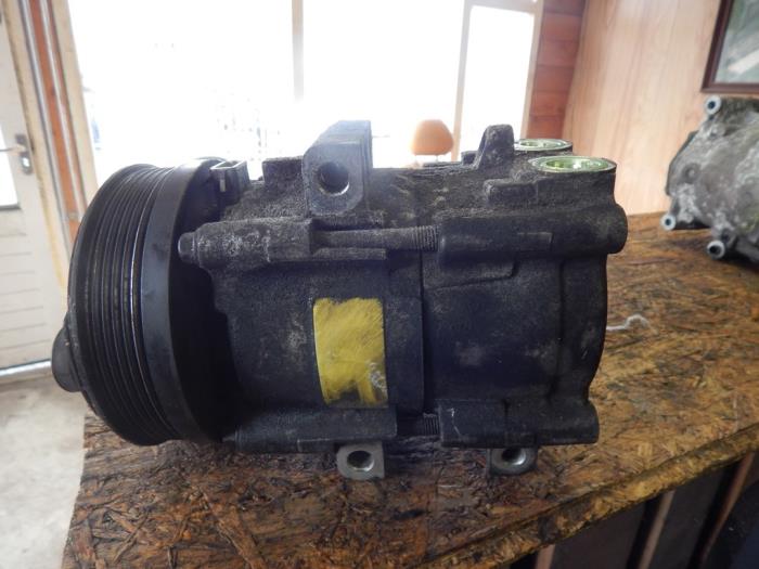 Air conditioning pump from a Ford Mondeo III Wagon 2.0 TDCi 115 16V 2005