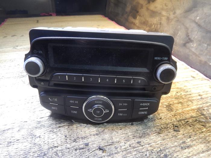Radio de un Opel Adam 1.0 Ecotec 12V SIDI Turbo 2015