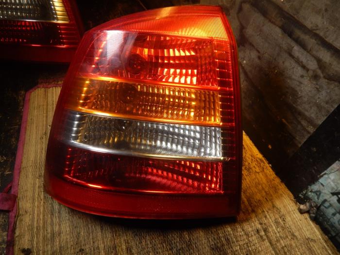 Taillight, left from a Opel Astra G (F08/48) 1.6 16V Twin Port 2002