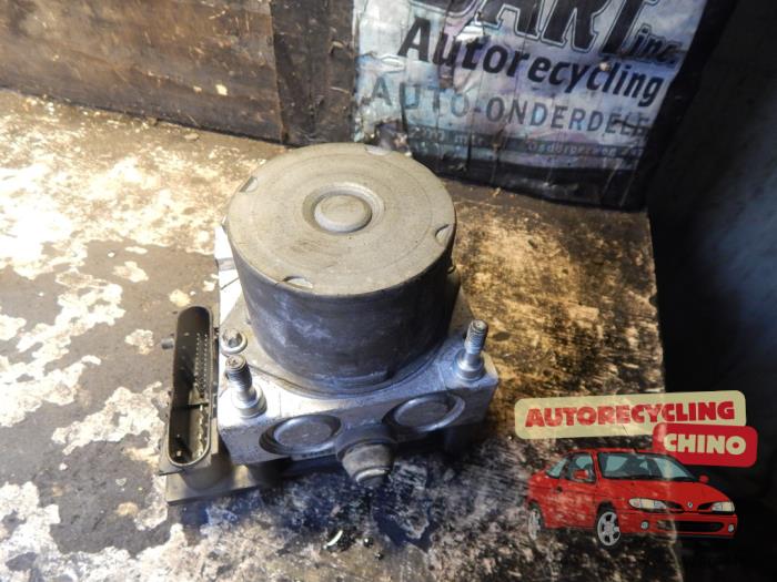 Begagnade ABS-pump Peugeot 107 1.0 12V Pris € 50,00 Marginaltabell erbjuds av Autorecycling Chino B.V.