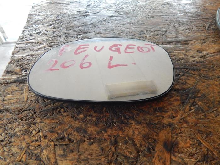 Mirror glass, left from a Peugeot 206 (2A/C/H/J/S) 1.1 XN,XR 2005