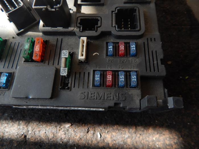 Fuse box Citroen C3 1.1 Bivalent - 9646775180 SIEMENS