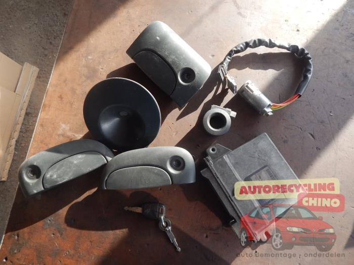 Gebrauchte Schlossset Renault Kangoo (KC) 1.9 D 55 Preis € 75,00 Margenregelung angeboten von Autorecycling Chino B.V.
