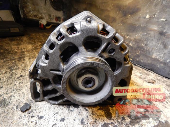 Begagnade Dynamo Renault Twingo (C06) 1.2 16V Pris € 40,00 Marginaltabell erbjuds av Autorecycling Chino B.V.