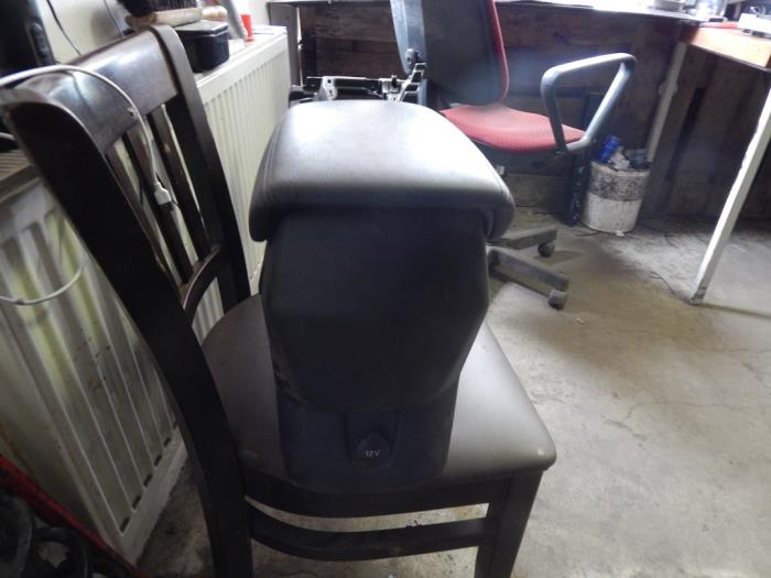 Armrest from a Ford Focus 3 Wagon 1.0 Ti-VCT EcoBoost 12V 125 2014