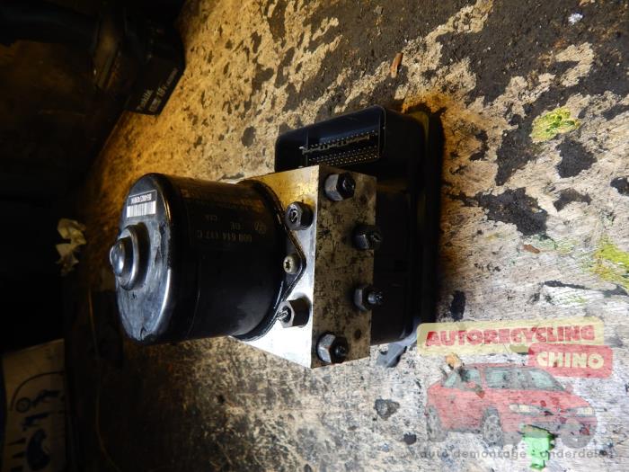 Usagé Bloc ABS Volkswagen Polo IV (9N1/2/3) 1.4 16V Prix € 50,00 Règlement à la marge proposé par Autorecycling Chino B.V.