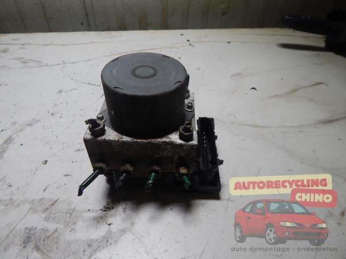 Begagnade ABS-pump Renault Twingo (C06) 1.2 16V Pris € 35,00 Marginaltabell erbjuds av Autorecycling Chino B.V.