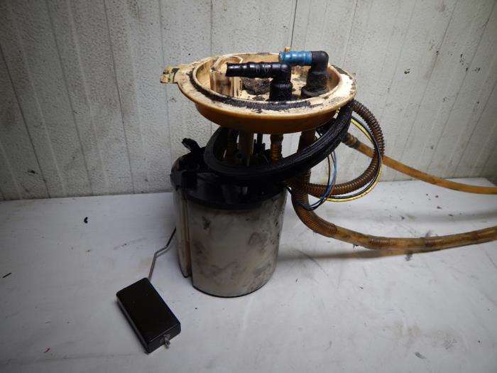 Electric fuel pump from a Skoda Superb Combi (3TAC/TAF) 2.0 TDI 16V 2012