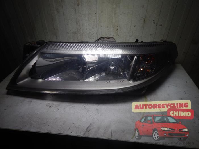 Używane Reflektor lewy Renault Laguna II Grandtour (KG) 1.9 dCi 120 Cena € 50,00 Procedura marży oferowane przez Autorecycling Chino B.V.