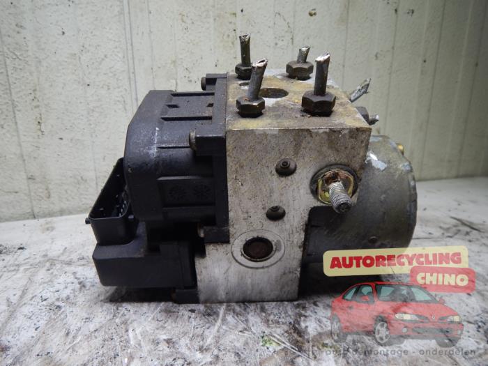 Usagé Bloc ABS Fiat Punto Cabriolet (176C) 85 1.2 MPi 16V Prix € 70,00 Règlement à la marge proposé par Autorecycling Chino B.V.
