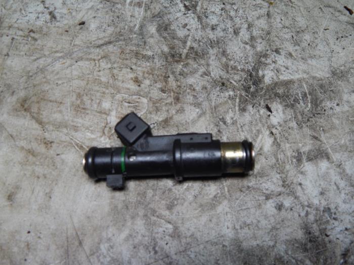 Injector (petrol injection) from a Citroën Xsara Picasso (CH) 1.8 16V 2004