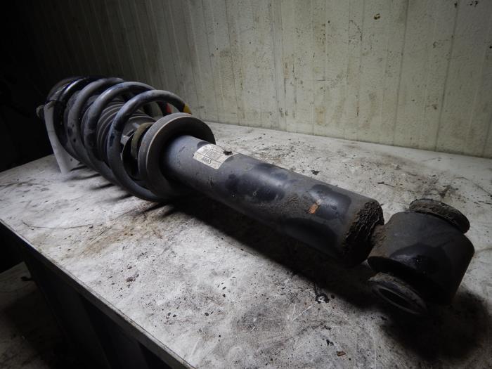 Front shock absorber, right from a Peugeot 407 SW (6E) 2.2 16V 2004