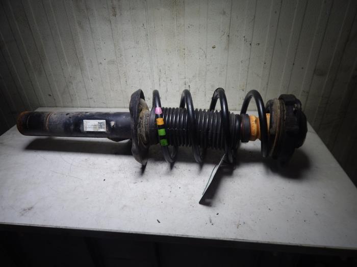 Fronts shock absorber, left from a Audi Q3 (8UB/8UG) 2.0 16V TFSI 170 Quattro 2015
