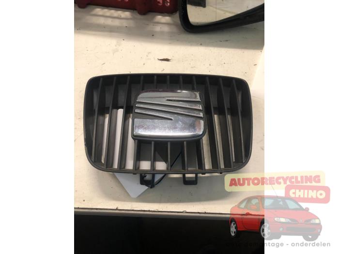 Używane Grill Seat Ibiza II (6K1) 1.4 16V Cena € 25,00 Procedura marży oferowane przez Autorecycling Chino B.V.