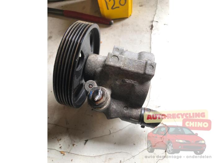 Usagé Pompe de direction Renault Laguna II (BG) 1.8 16V Prix € 35,00 Règlement à la marge proposé par Autorecycling Chino B.V.