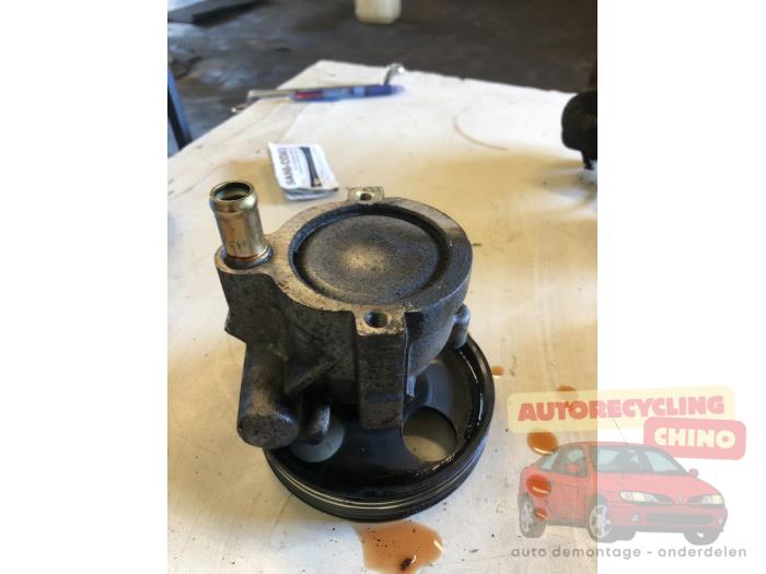 Pompe de direction d'un Renault Laguna II (BG) 1.8 16V 2002