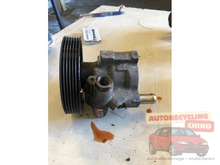 Pompe de direction d'un Renault Laguna II (BG) 1.8 16V 2002