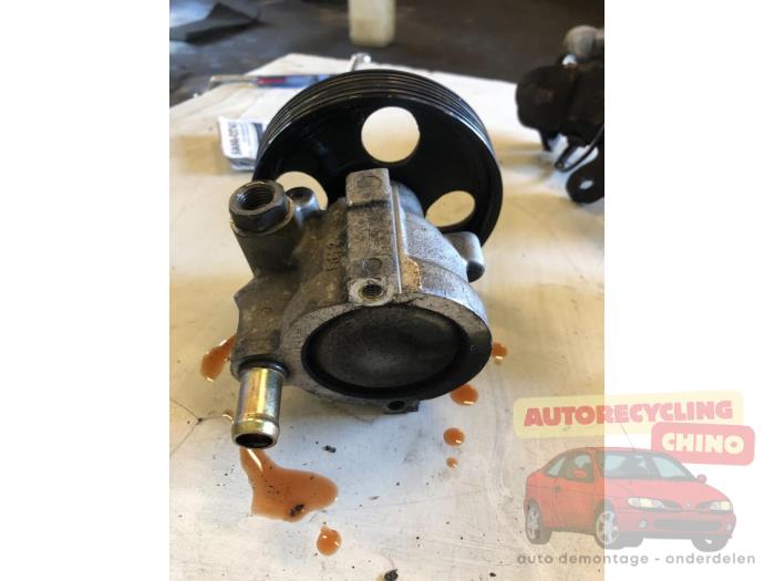 Pompe de direction d'un Renault Laguna II (BG) 1.8 16V 2002