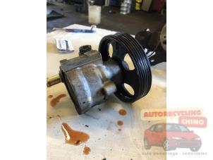 Pompe de direction d'un Renault Laguna II (BG) 1.8 16V 2002