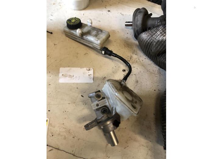 Master cylinder from a Peugeot 308 (4A/C) 1.6 VTI 16V 2009