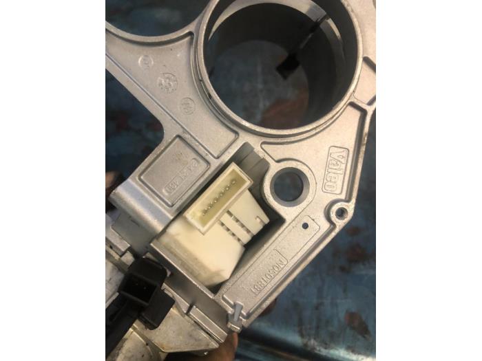 Cerradura de contacto y llave de un Opel Zafira (M75) 1.7 CDTi 16V 2010
