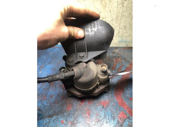 Front brake calliper, left from a Volkswagen Golf III (1H1) 1.6 i 1997