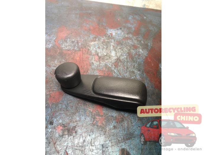 Usados Manivela de ventanilla Citroen C3 (SC) 1.2 VTi 82 12V Precio € 10,00 Norma de margen ofrecido por Autorecycling Chino B.V.