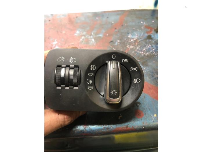 Light switch from a Audi A3 Cabriolet (8P7) 1.9 TDI 2008