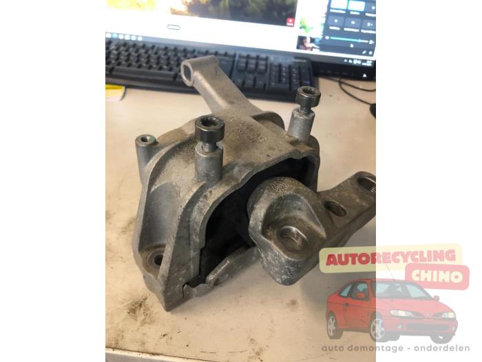 Usagé Support moteur Audi Q3 (8UB/8UG) 2.0 TDI 16V 120 Prix € 35,00 Règlement à la marge proposé par Autorecycling Chino B.V.