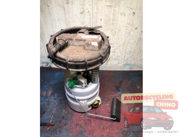Begagnade Bensinpump Renault Clio III (BR/CR) 1.4 16V Pris € 50,00 Marginaltabell erbjuds av Autorecycling Chino B.V.