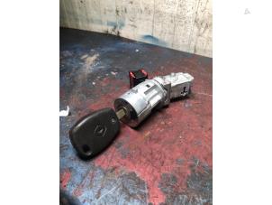 Used Ignition lock + key Renault Clio III (BR/CR) 1.4 16V Price € 51,00 Margin scheme offered by Autorecycling Bart