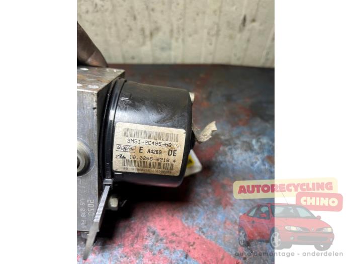 ABS Pumpe van een Ford Focus 2 Wagon 1.8 16V 2006