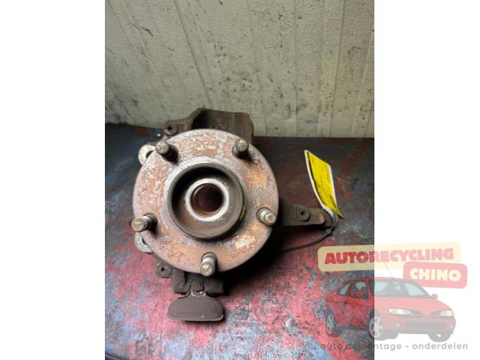 Achsschenkelhalter links vorne van een Ford Focus 2 Wagon 1.8 16V 2006