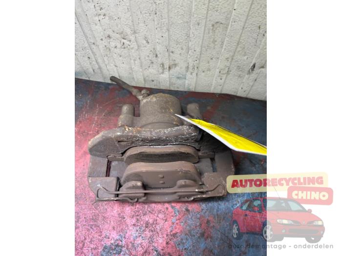 Bremszange rechts vorne van een Ford Focus 2 Wagon 1.8 16V 2006