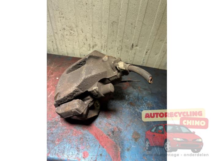 Bremszange rechts vorne van een Ford Focus 2 Wagon 1.8 16V 2006
