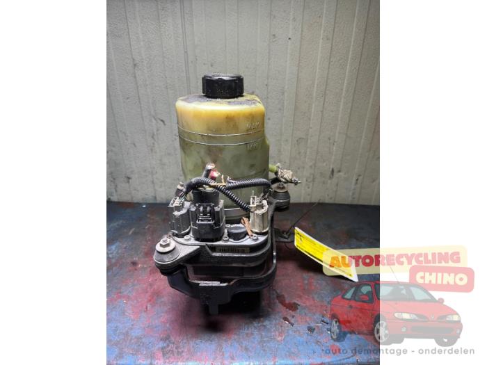 Usagé Pompe de direction Ford Focus 2 Wagon 1.8 16V Prix € 75,00 Règlement à la marge proposé par Autorecycling Chino B.V.