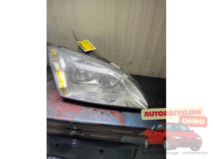 Scheinwerfer rechts van een Ford Focus 2 Wagon 1.8 16V 2006