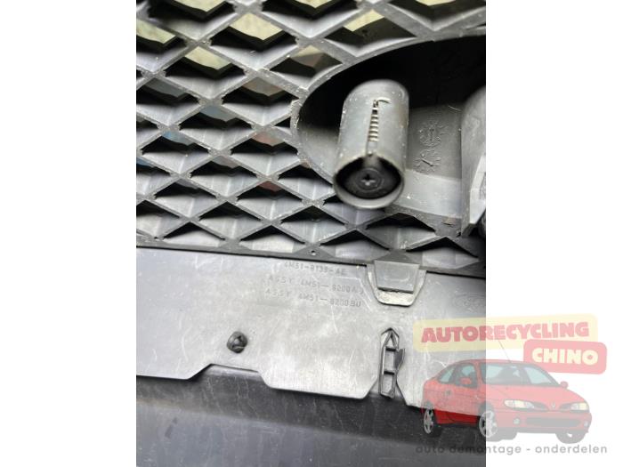 Grill van een Ford Focus 2 Wagon 1.8 16V 2006