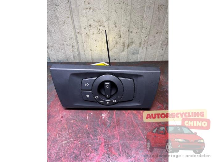 Używane Przelacznik swiatel BMW 3 serie (E90) 320d 16V Cena € 25,00 Procedura marży oferowane przez Autorecycling Chino B.V.