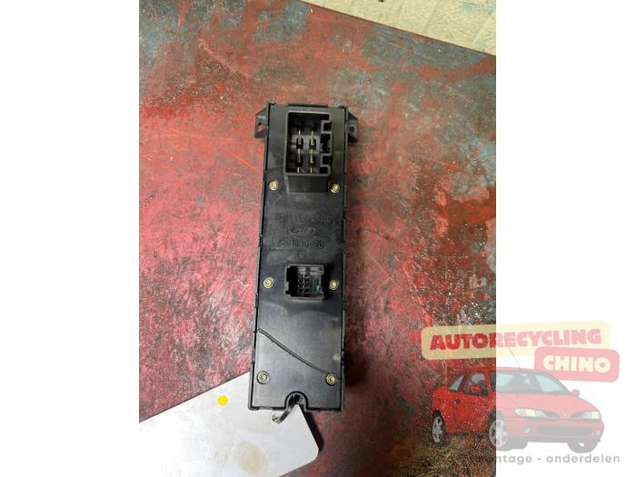 Elektrisches Fenster Schalter van een Ford Focus 2 Wagon 1.8 16V 2006