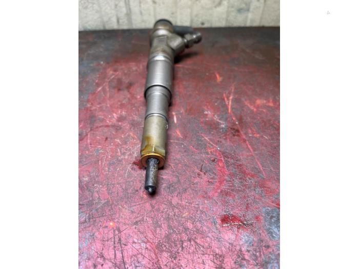 Injector (diesel) from a BMW 3 serie (E90) 320d 16V 2006