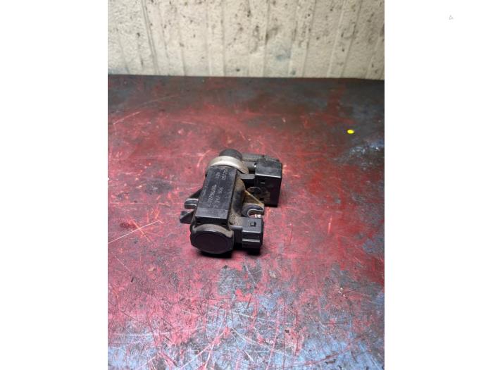 Turbo relief valve from a BMW 3 serie (E90) 320d 16V 2006