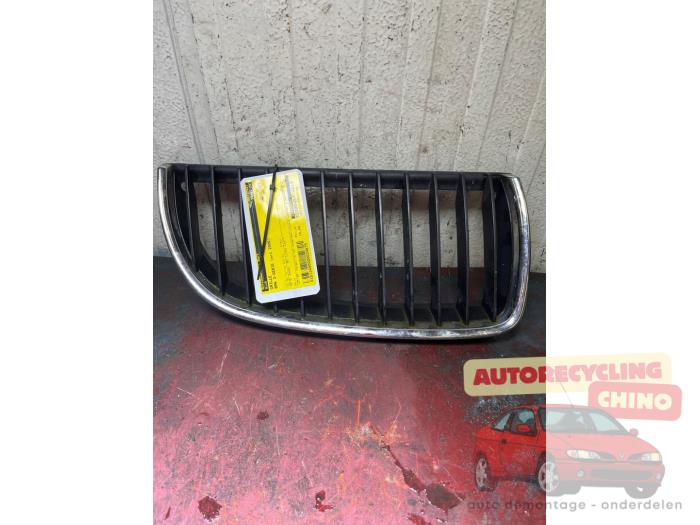 Begagnade Grill BMW 3 serie (E90) 320d 16V Pris € 15,00 Marginaltabell erbjuds av Autorecycling Chino B.V.